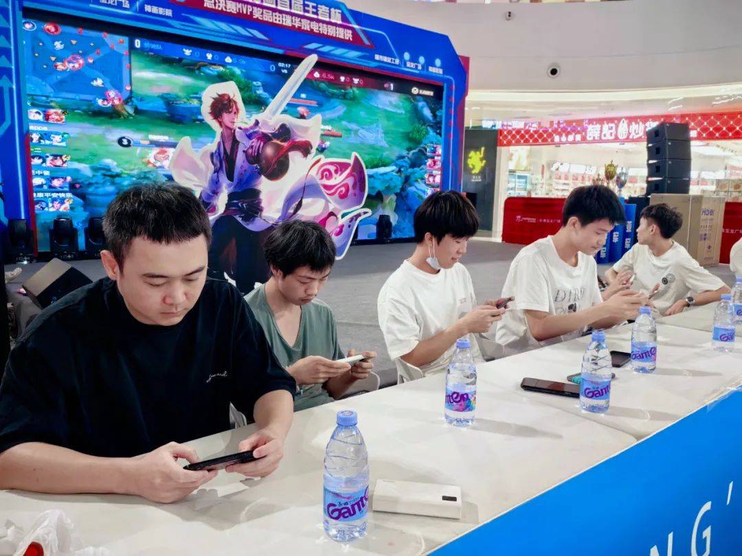 他与队友巴 他与队友巴